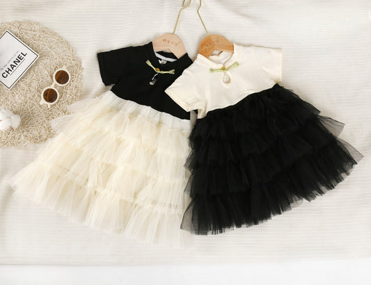 Monochrom Ruffle Dresses